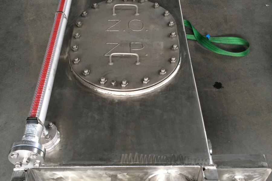 Stainless-steel tank with level gauge and measurement control