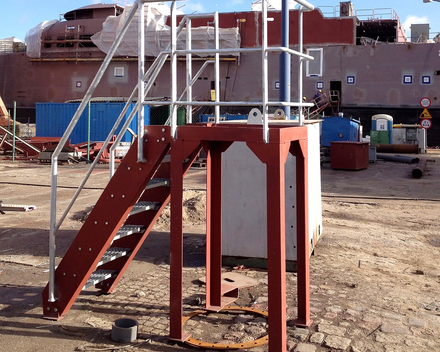 Marine deck access platform with stairs