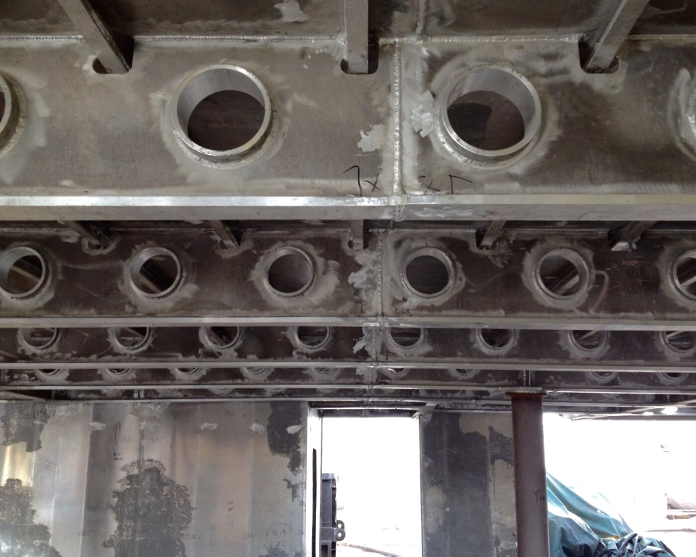 Welded pipe manifold header with branch stubs